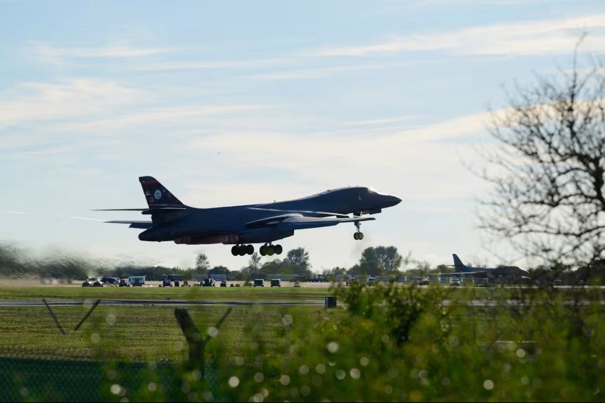 US removes all Air Force bombers from UK base following new threat